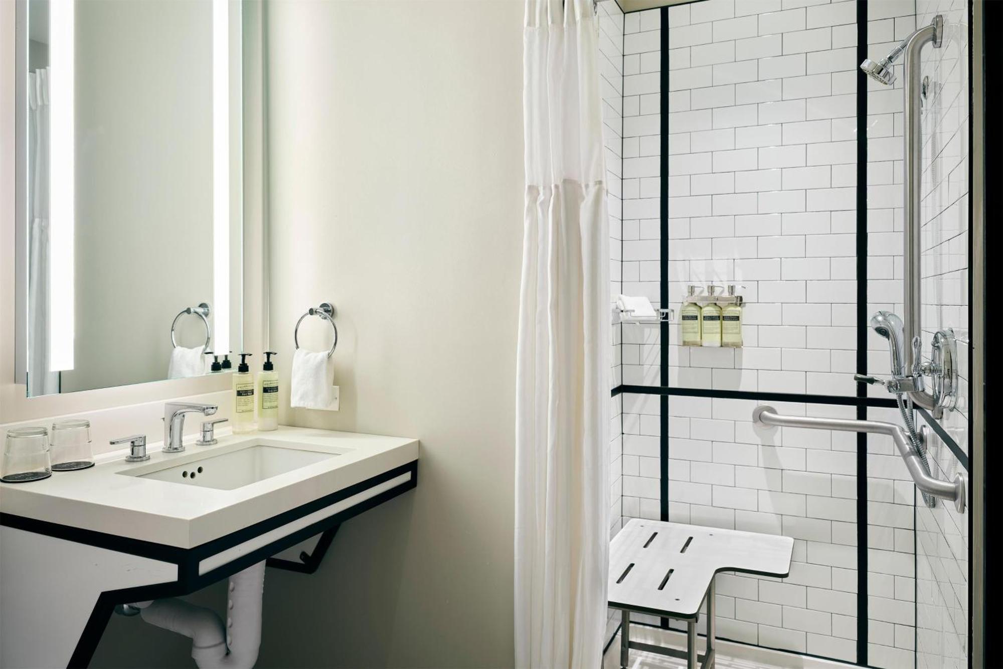 Chambre Lit Queen-Size - Accessible aux Personnes à Mobilité Réduite